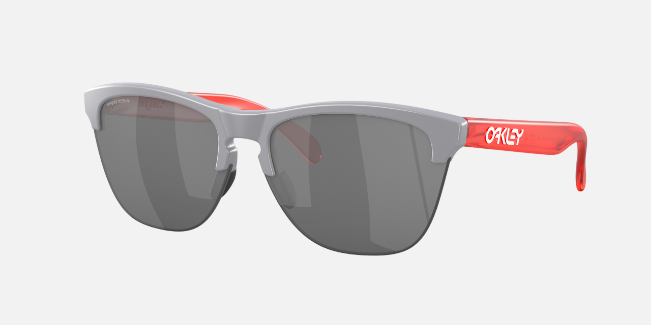 Oakley Frogskins Lite 52 round sunglasses for men in semi-rimless plastic, with grey frame, and prizm black lenses. 63mm in lens size, 10mm in bridge size, and 138mm in temple length.