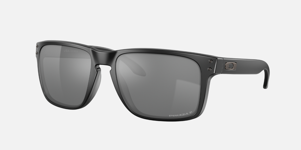 Oakley Holbrook XL 05 rectangular sunglasses for men in full rim plastic, with black frame, and black lenses. 59mm in lens size, 18mm in bridge size, and 137mm in temple length.